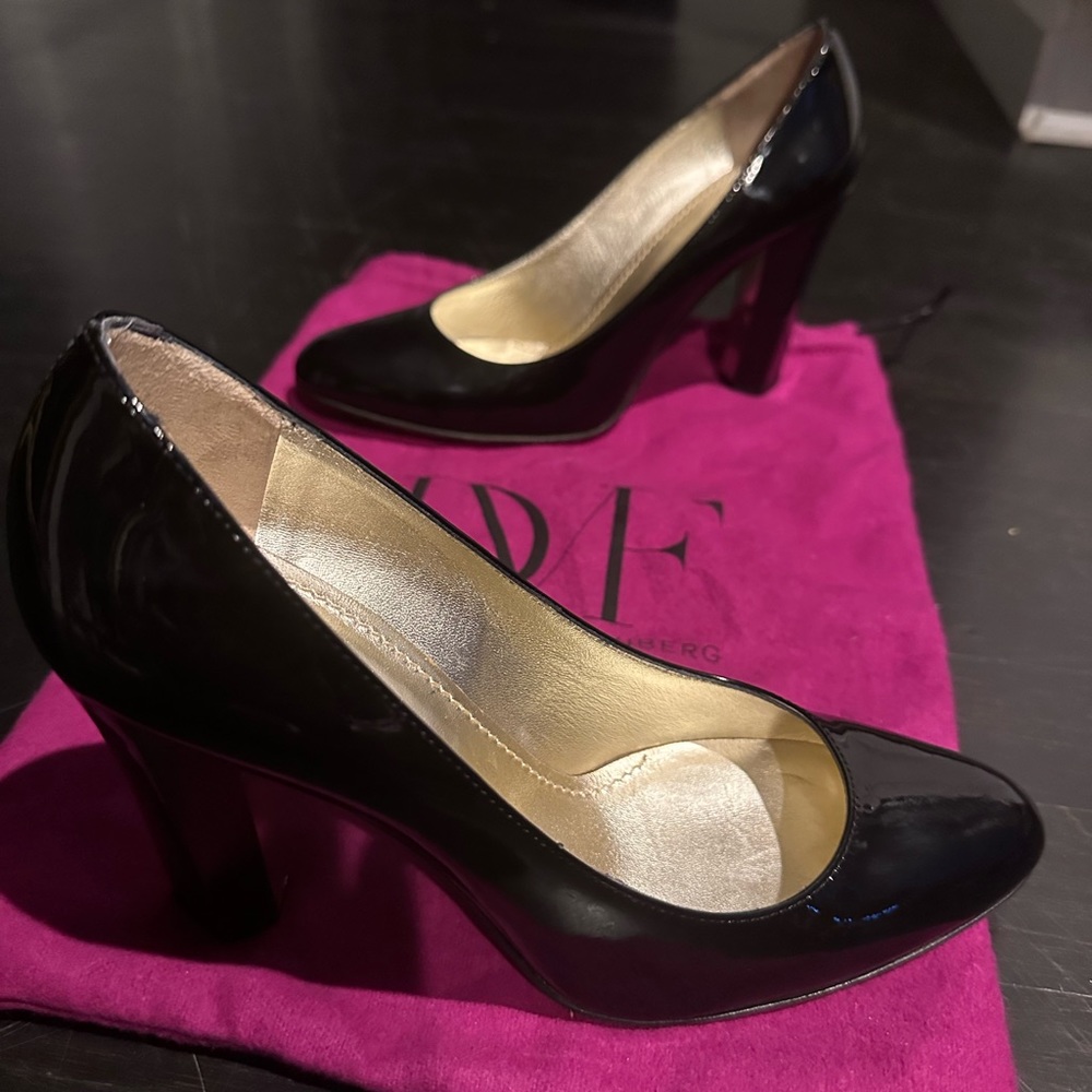 DVF GORGEOUS PATENT LEATHER HEEL